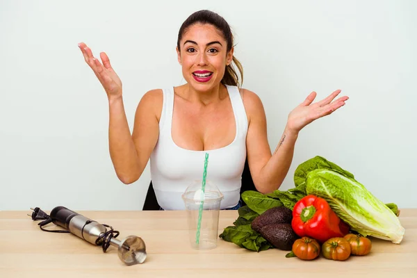 Ung Kaukasisk Kvinna Förbereder Hälsosam Smoothie Med Grönsaker Får Trevlig — Stockfoto