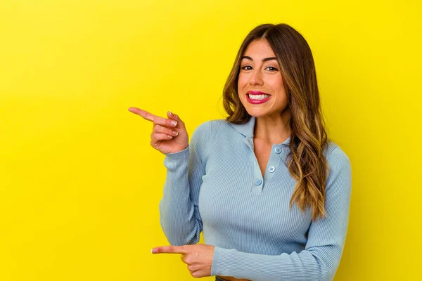 Mujer Caucásica Joven Aislada Sobre Fondo Amarillo Apuntando Con Los — Foto de Stock