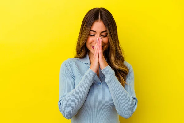 Mujer Joven Caucásica Aislada Sobre Fondo Amarillo Cogida Mano Orar — Foto de Stock