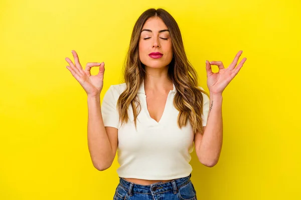 Mujer Joven Caucásica Aislada Sobre Fondo Amarillo Relaja Después Una — Foto de Stock