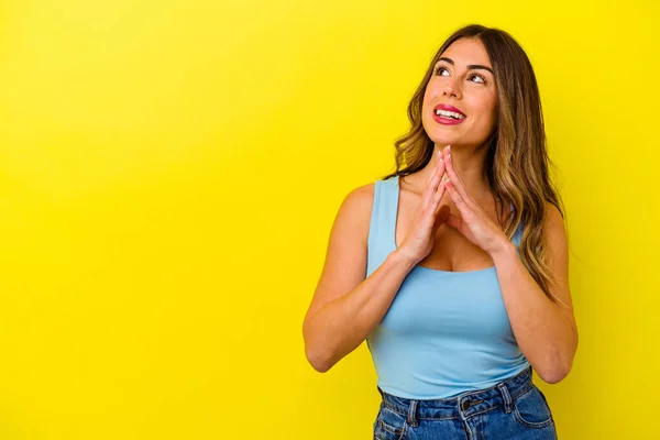 Mujer Caucásica Joven Aislada Sobre Fondo Amarillo Que Inventa Plan — Foto de Stock