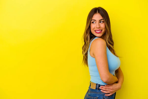 Jovem Caucasiana Isolada Fundo Amarelo Sorrindo Confiante Com Braços Cruzados — Fotografia de Stock