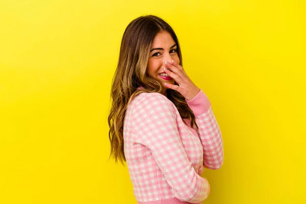 Jonge Blanke Vrouw Geïsoleerd Gele Achtergrond Lachen Gelukkig Zorgeloos Natuurlijke — Stockfoto