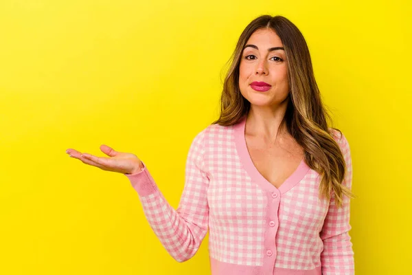 Young Caucasian Woman Isolated Yellow Background Showing Copy Space Palm — Stock Photo, Image
