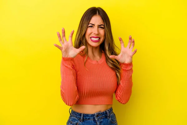 Mulher Branca Jovem Isolado Fundo Amarelo Mostrando Garras Imitando Gato — Fotografia de Stock