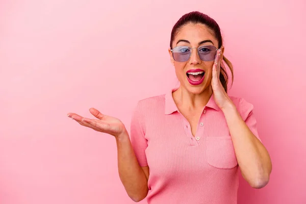 Junge Kaukasische Frau Isoliert Auf Rosa Hintergrund Hält Kopierraum Auf — Stockfoto