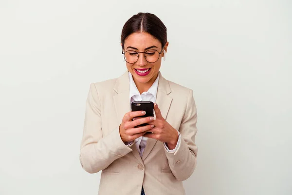 Giovane Donna Affari Caucasica Digitando Messaggio Con Telefono Cellulare — Foto Stock