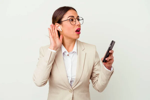 白い背景に隔離された携帯電話を持っている若いビジネス女性はゴシップを聞こうとしている — ストック写真