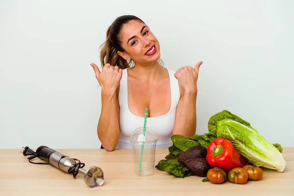 Ung Kaukasisk Kvinna Förbereder Hälsosam Smoothie Med Grönsaker Höja Både — Stockfoto