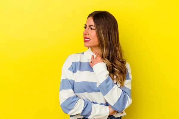 Mulher Branca Jovem Isolada Fundo Amarelo Sofre Dor Garganta Devido — Fotografia de Stock