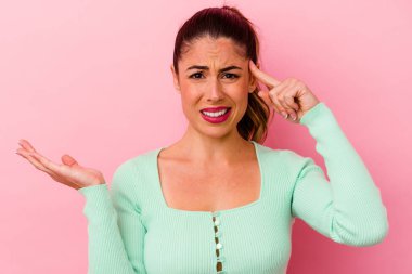 Pembe arka planda izole edilmiş, omuz ağrısı olan beyaz bir kadın..