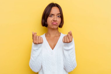 Sarı arka planda izole edilmiş genç melez kadın parası olmadığını gösteriyor..