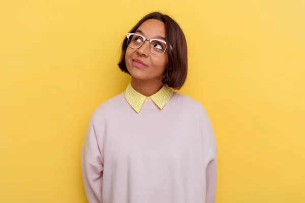 Jovem Estudante Mista Mulher Isolada Fundo Amarelo Sonhando Alcançar Objetivos — Fotografia de Stock