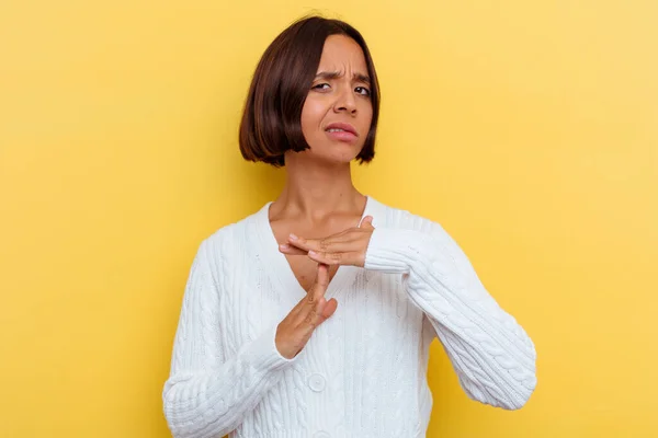 Young Mixed Race Woman Isolated Yellow Background Showing Timeout Gesture — Stock Photo, Image