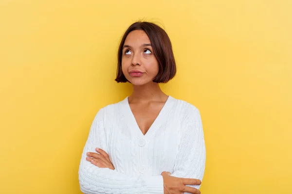 Jong Gemengd Ras Vrouw Geïsoleerd Gele Achtergrond Moe Van Een — Stockfoto