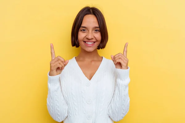 Jeune Femme Métisse Isolée Sur Fond Jaune Indique Avec Les — Photo