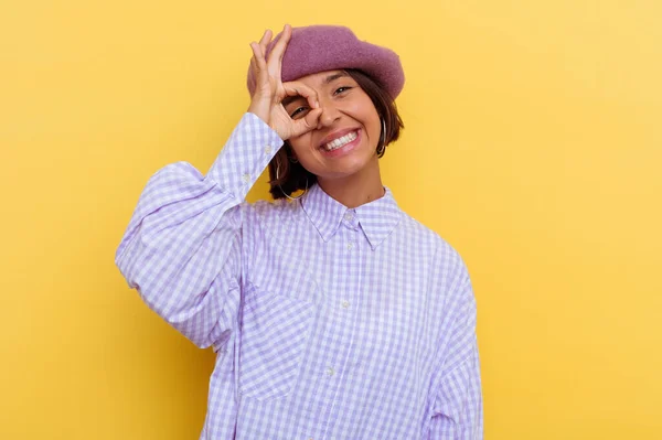 Joven Mujer Raza Mixta Con Una Boina Aislada Fondo Amarillo — Foto de Stock