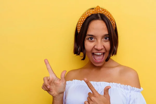 Giovane Donna Razza Mista Isolato Sfondo Giallo Che Punta Con — Foto Stock