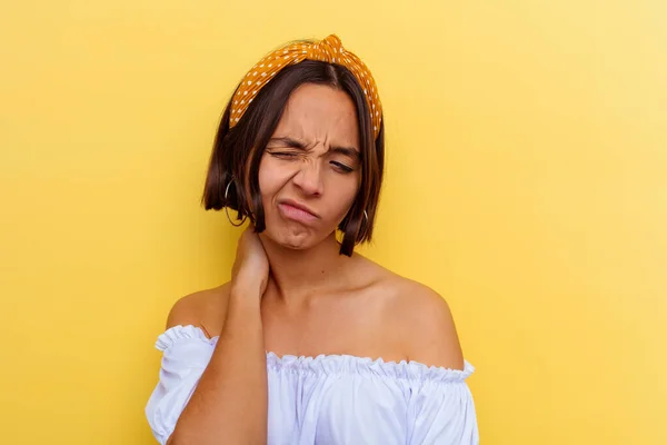 Mujer Joven Raza Mixta Aislada Sobre Fondo Amarillo Sufriendo Dolor — Foto de Stock