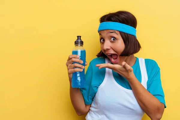 Junge Sport Mischlingsfrau Trinkt Einen Energy Drink Auf Gelbem Hintergrund — Stockfoto