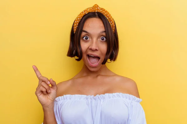 Joven Mujer Raza Mixta Aislada Sobre Fondo Amarillo Sonriendo Alegremente — Foto de Stock