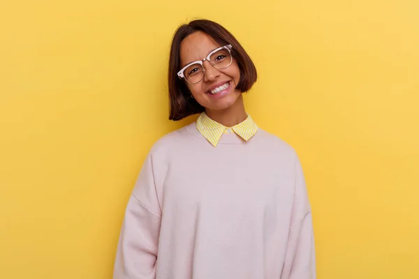Młody Student Mieszane Rasy Kobieta Izolowane Żółtym Tle Szczęśliwy Uśmiechnięty — Zdjęcie stockowe