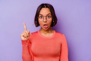 Mor arka planda soyutlanmış genç melez bir kadının harika bir fikri var, yaratıcılık kavramı..