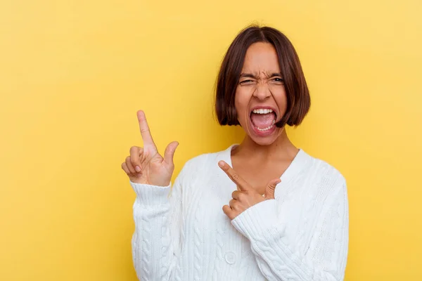 Jonge Gemengde Ras Vrouw Geïsoleerd Gele Achtergrond Wijzend Met Wijsvingers — Stockfoto