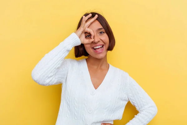 Giovane Donna Razza Mista Isolato Sfondo Giallo Eccitato Mantenendo Gesto — Foto Stock