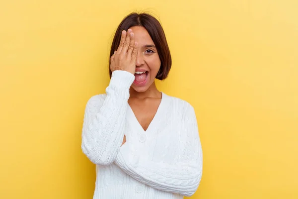 Jong Gemengd Ras Vrouw Geïsoleerd Gele Achtergrond Met Plezier Die — Stockfoto