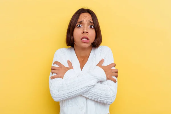 Giovane Donna Razza Mista Isolato Sfondo Giallo Diventando Freddo Causa — Foto Stock