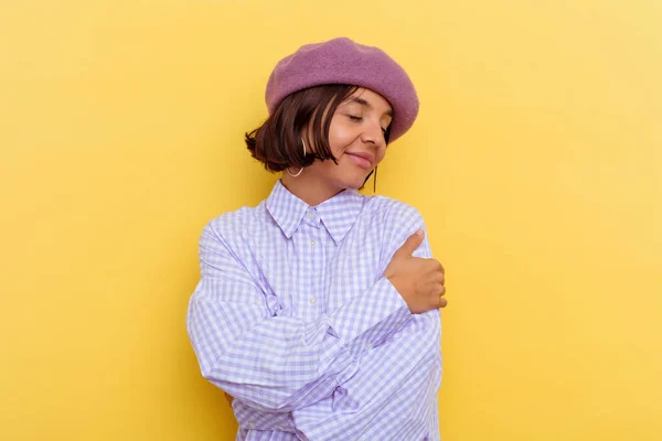 Young Mixed Race Woman Wearing Beret Isolated Yellow Background Hugs — Stock Photo, Image