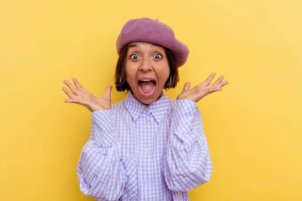 Young Mixed Race Woman Wearing Beret Isolated Yellow Background Celebrating — Stock Photo, Image