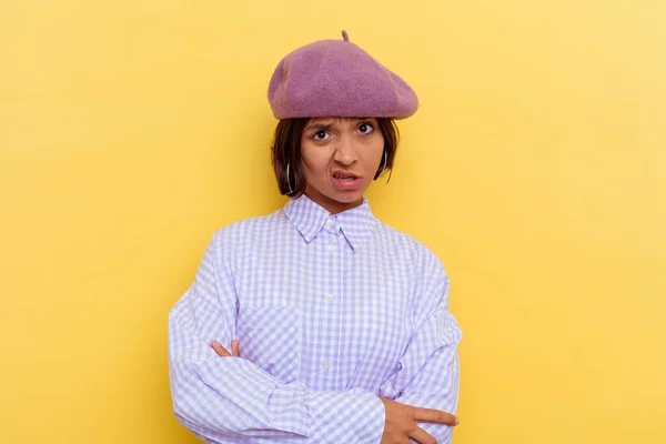 Jong Gemengd Ras Vrouw Dragen Van Een Baret Geïsoleerd Gele — Stockfoto