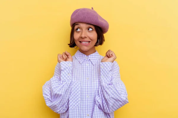 Jeune Femme Métisse Portant Béret Isolé Sur Fond Jaune Levant — Photo