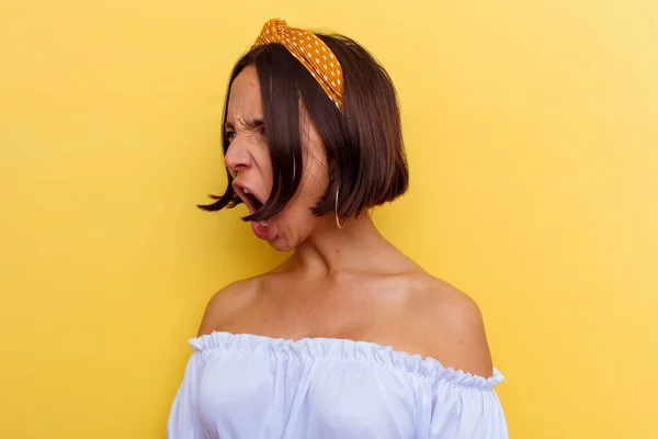 Giovane Donna Razza Mista Isolato Sfondo Giallo Gridando Verso Uno — Foto Stock