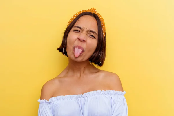 Jovem Mista Mulher Isolada Fundo Amarelo Engraçado Amigável Saindo Língua — Fotografia de Stock