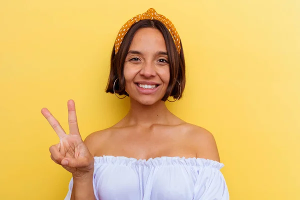 Giovane Donna Razza Mista Isolato Sfondo Giallo Mostrando Numero Due — Foto Stock