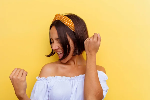 Jonge Gemengde Ras Vrouw Geïsoleerd Gele Achtergrond Vieren Een Speciale — Stockfoto