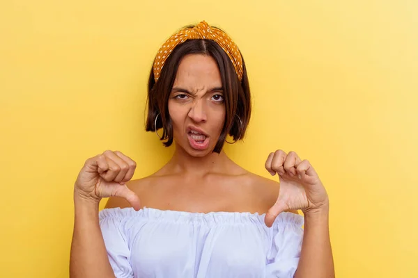 Jong Gemengd Ras Vrouw Geïsoleerd Gele Achtergrond Tonen Duim Naar — Stockfoto