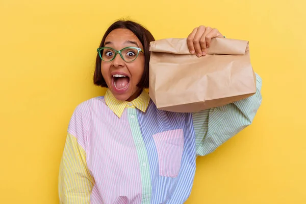 Jonge Student Gemengde Ras Vrouw Het Nemen Van Lunch Geïsoleerd — Stockfoto