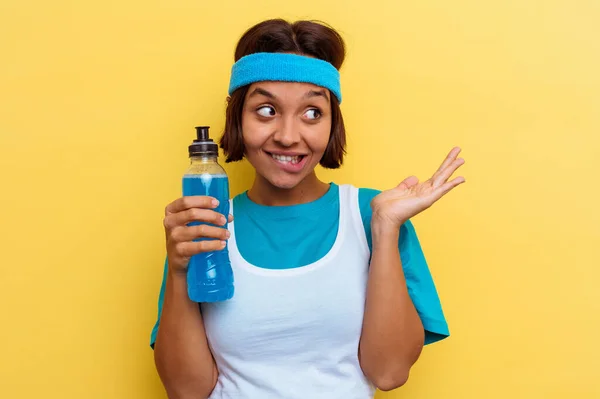 Junge Sport Mischlingsfrau Trinkt Einen Energy Drink Auf Gelbem Hintergrund — Stockfoto