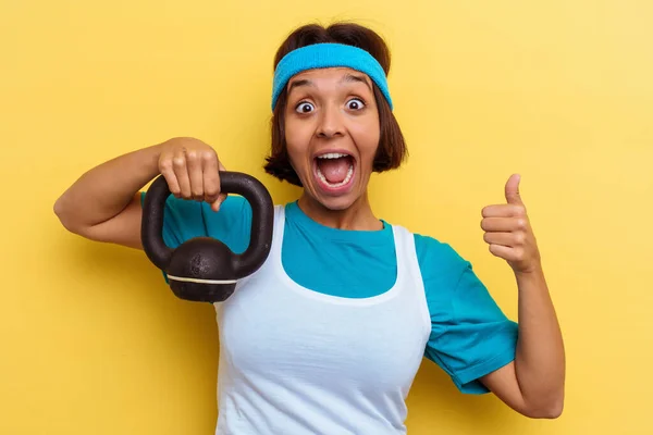 Ung Idrettskvinne Isolert Med Dumbbell Gul Bakgrunn – stockfoto