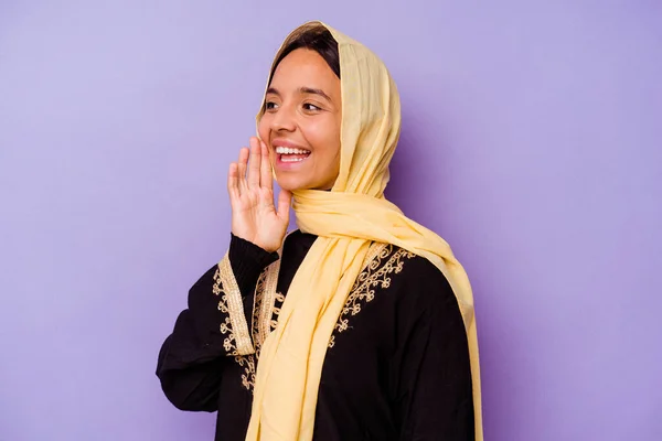 紫色の背景の叫びと口を開けた近くに手のひらを保持に隔離された典型的なアラビアの衣装を身に着けている若いアラブの女性 — ストック写真