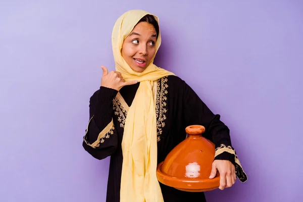 Young Moroccan Woman Holding Tajine Isolated Purple Background Showing Mobile — Stock Photo, Image