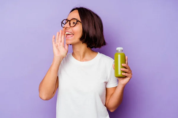 Young Mixed Race Woman Holding Healthy Smoothie Isolated Purple Background — Stock Photo, Image