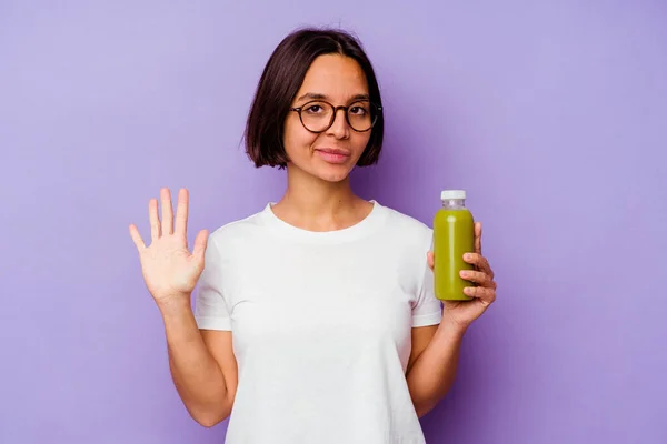 Young Mixed Race Woman Holding Healthy Smoothie Isolated Purple Background — Stock Photo, Image