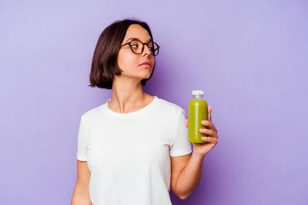 Young Mixed Race Woman Holding Healthy Smoothie Isolated Purple Background — Stock Photo, Image