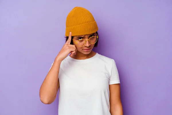 Joven Mujer Raza Mixta Con Una Gorra Lana Aislada Sobre — Foto de Stock