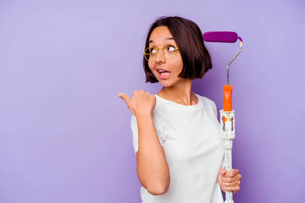 Jonge Schilder Gemengde Ras Vrouw Met Een Verf Stok Geïsoleerd — Stockfoto